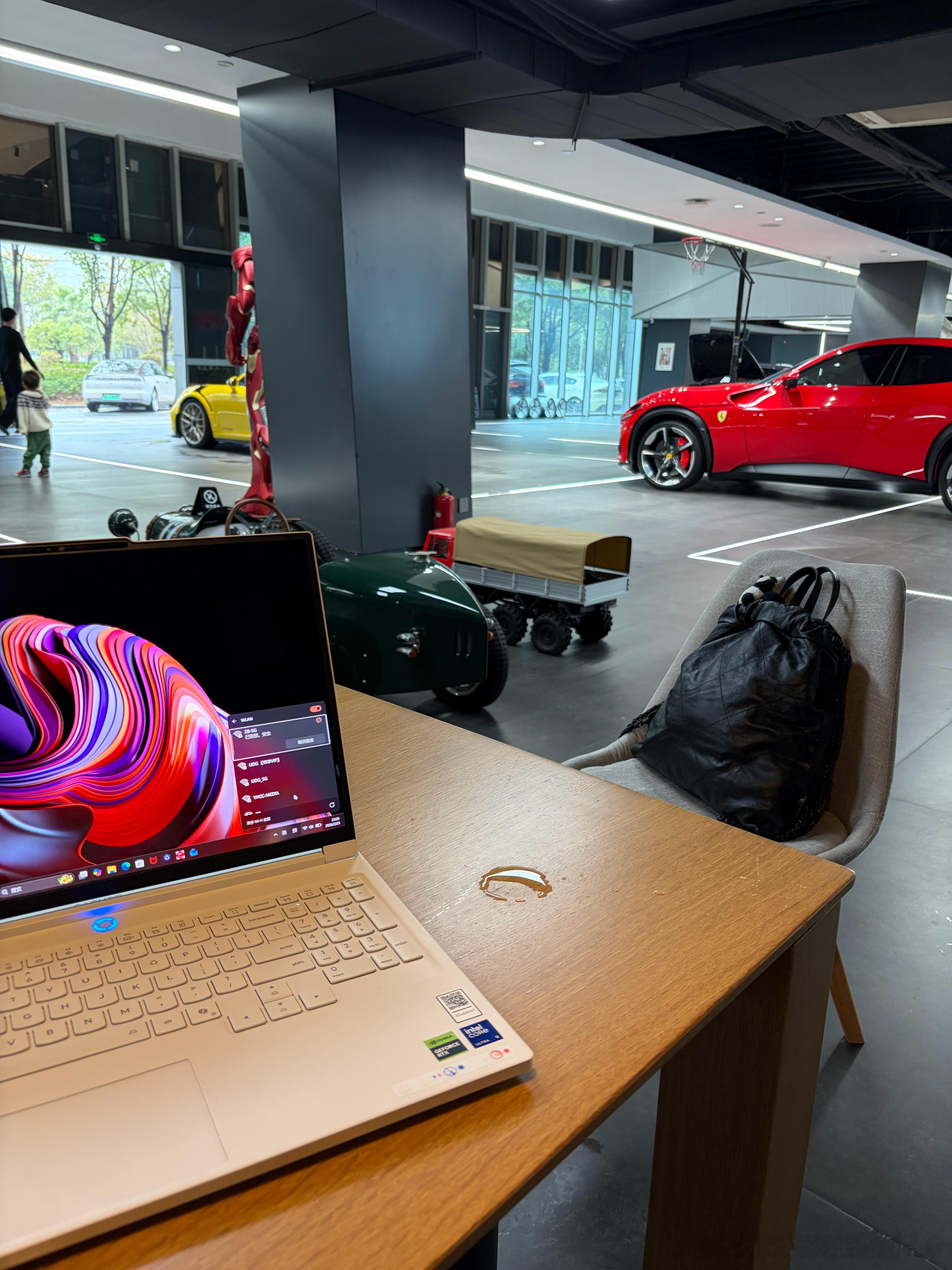 今天的办公地点不错还有法拉利陪着 