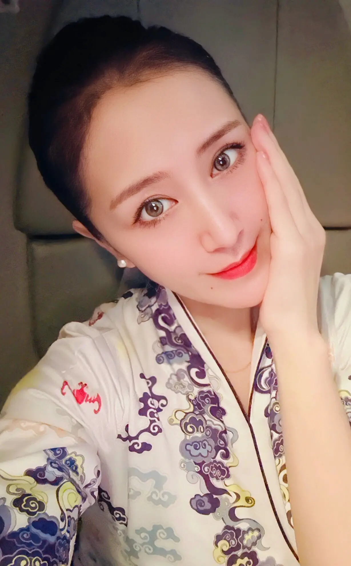 落花人独立 微雨燕双飞。