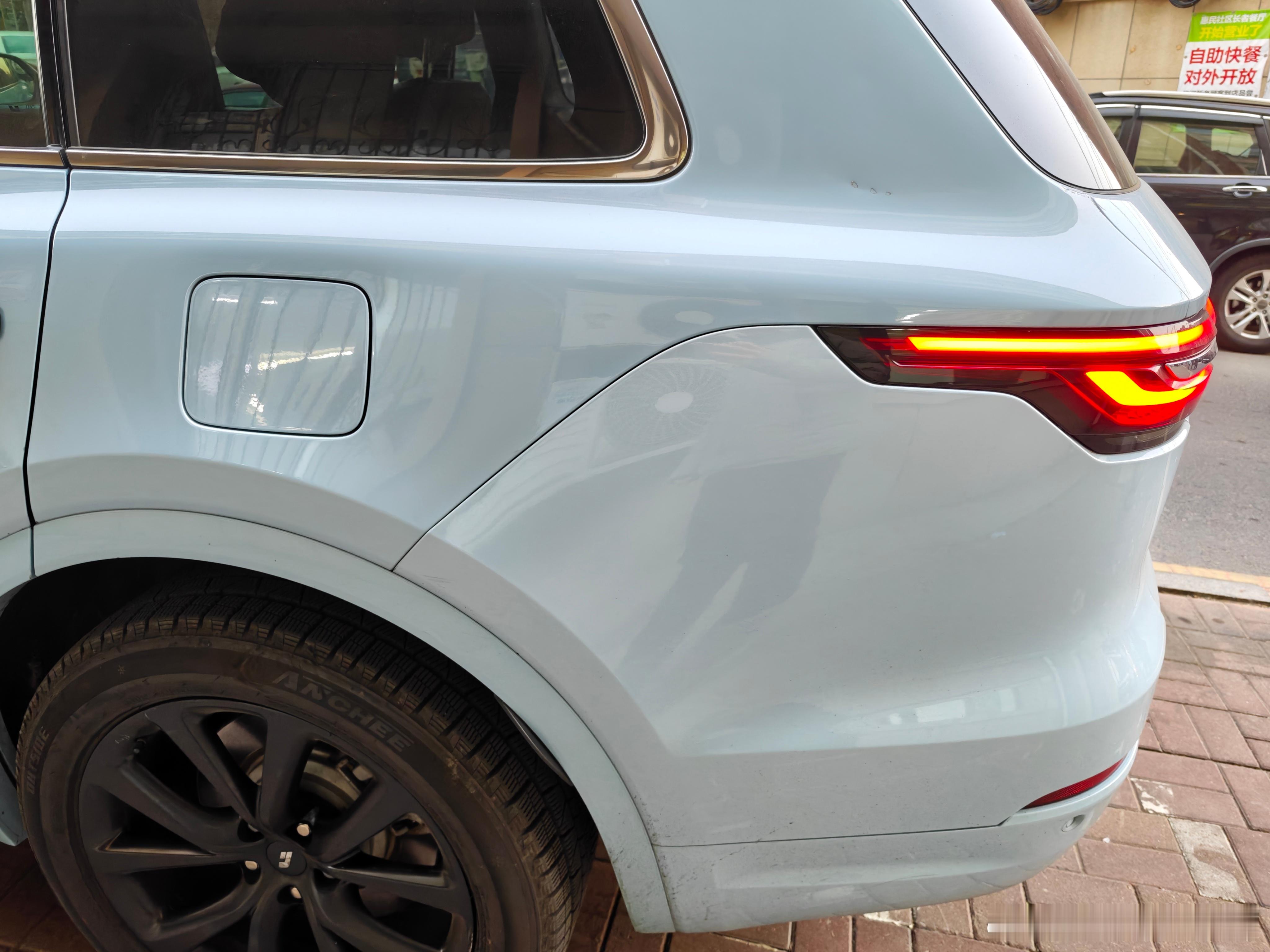 这大哥后保怼过吗？色差怎么那么离谱!哦，我想说理想one 后保和侧围这个分缝很优