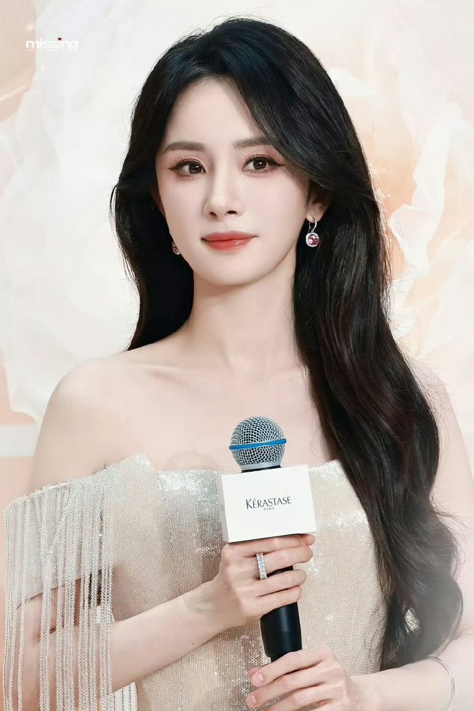 杨幂这两张生图的震撼 杨幂这两张生图的震撼 姐的状态依旧稳稳的！谁懂啊杨幂身上自