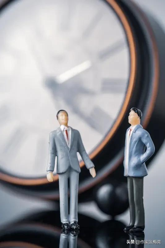 枪打出头鸟，做人别太显摆。职场里总秀优越感的人最招人烦，越显摆自己厉害，越容易被