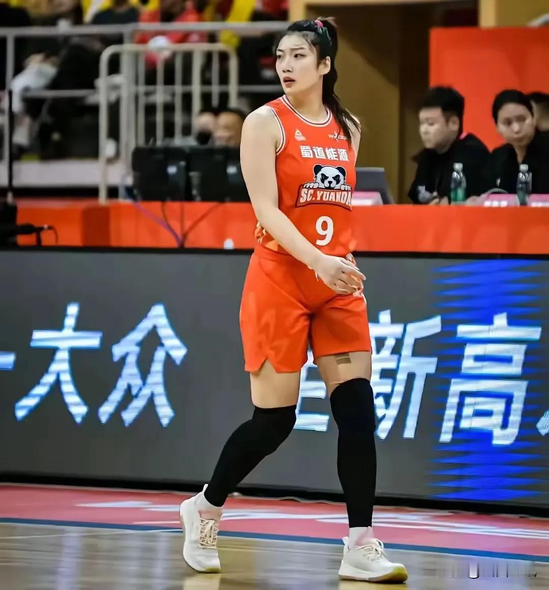 李梦率领四川蜀道完成13连胜的壮举，全华班一枝独秀，完胜联赛第二名山西女篮24分