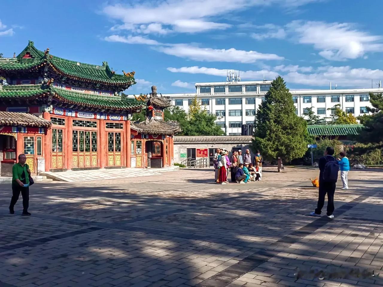 今天上午送宝宝上学后，就近去了龙潭公园。龙潭公园位于北京城东南，始建于1952年