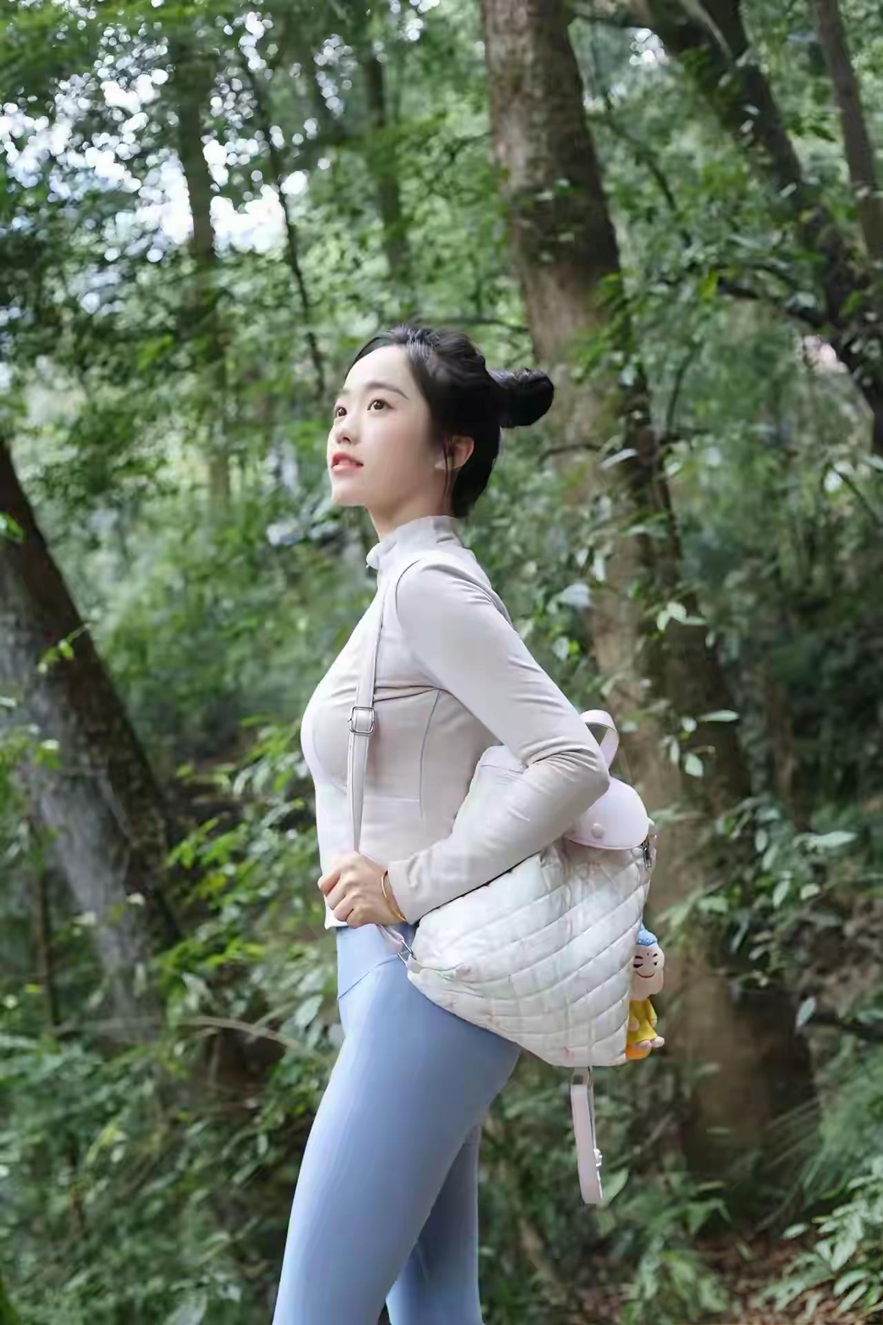 森林中的时尚少女，背起小包，探索自然之美。🌳👗👜