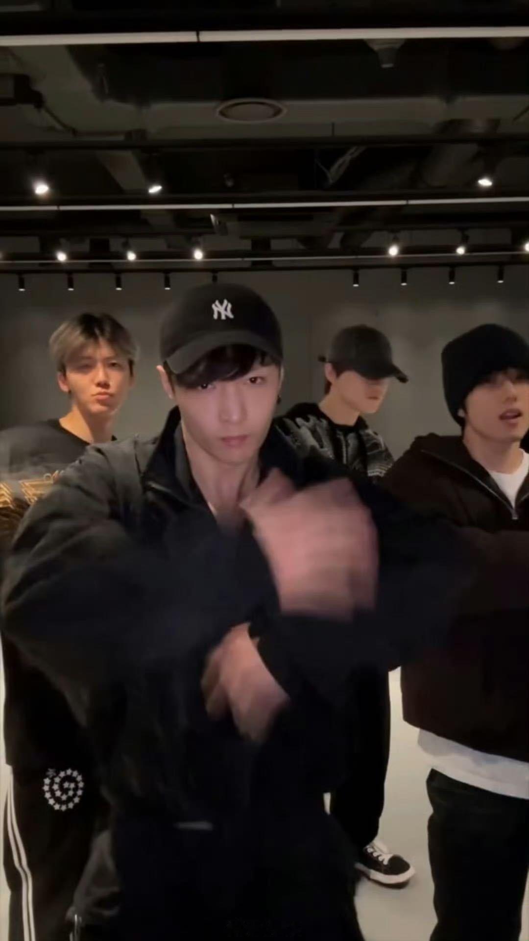  张艺兴和NCT DREAM的罗渽民、钟辰乐、朴志晟合作啦！这波顶级联动谁看了不