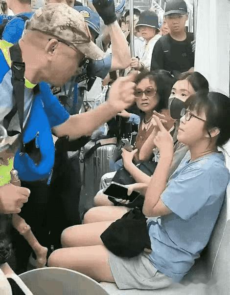 视频看了好几遍
越看越气愤和无语，更多的是感到失望和恐惧
无论你多大年纪，你都是