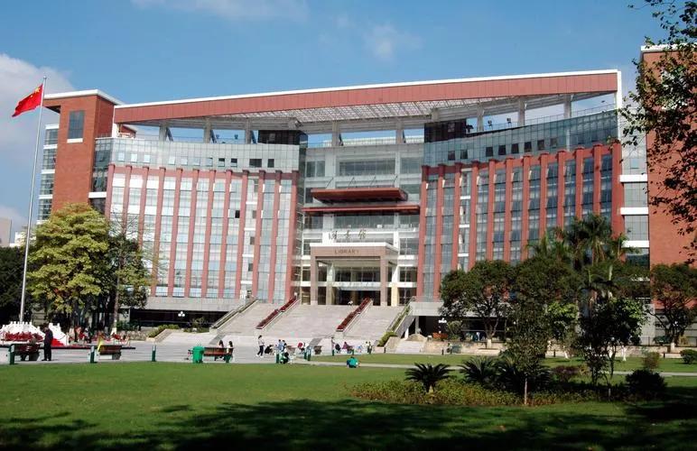 选一本普通好大学，还是偏远地区211 ？
 
1、如果打算本科毕业直接找工作，建