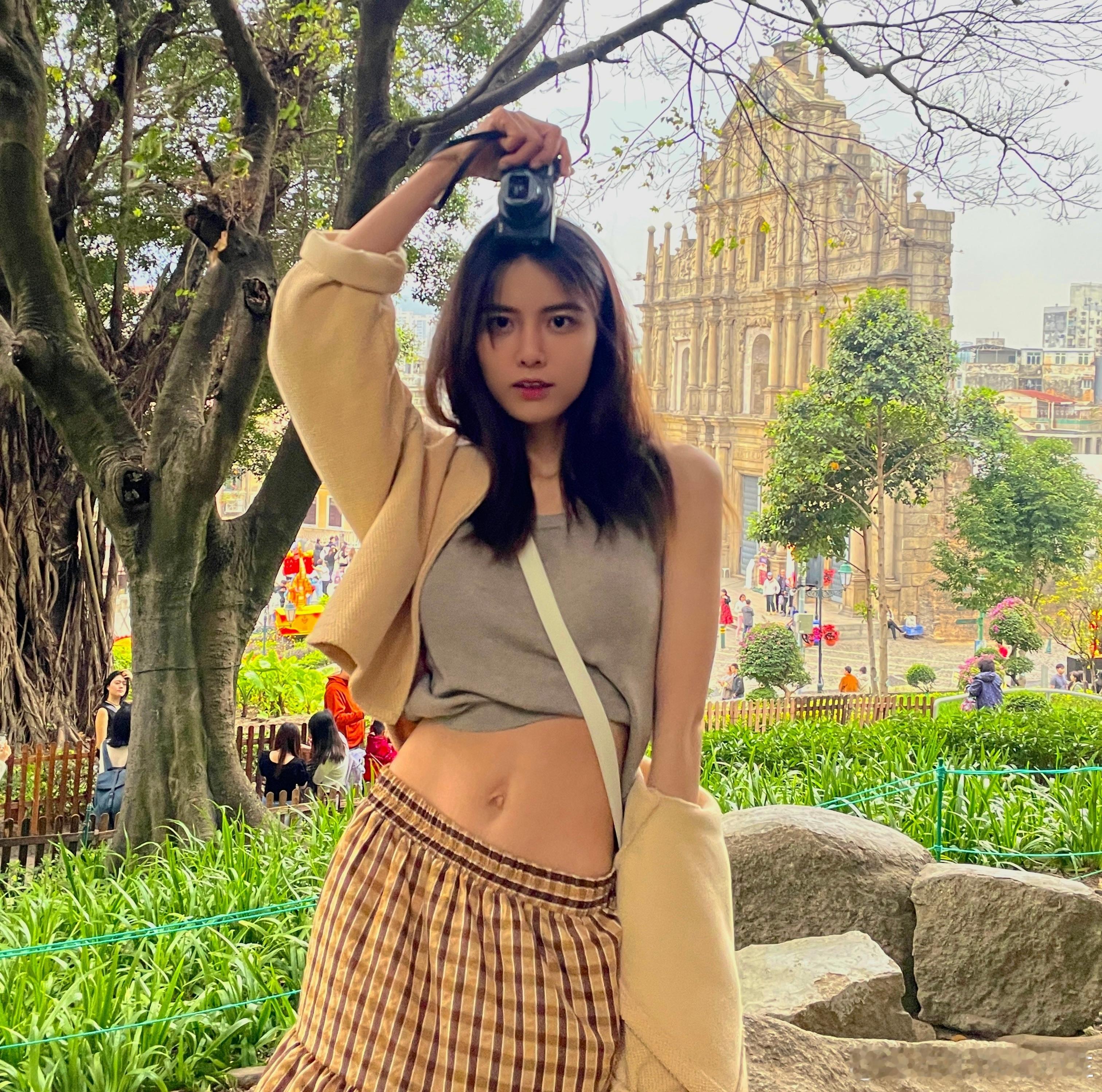 苏醒老婆廖语辰晒露腰美照，28岁的她已经是生完两个娃的状态，这颜值和身材真是没得