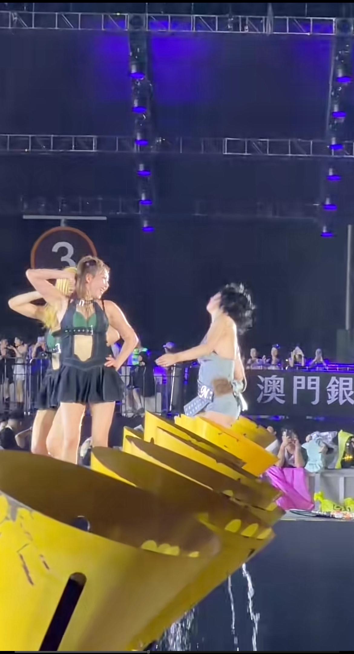 11月9日，泫雅在澳门Water Bomb音乐节上表演《Bubble Pop》后