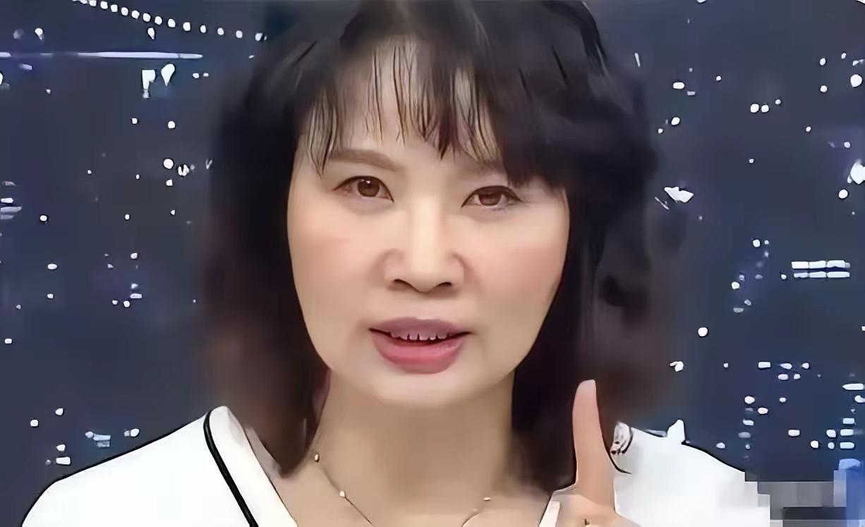 台湾名嘴陈凤馨7月25日直言不讳，这次上凯道活动绿营弄巧成拙，相当于在“认真帮忙