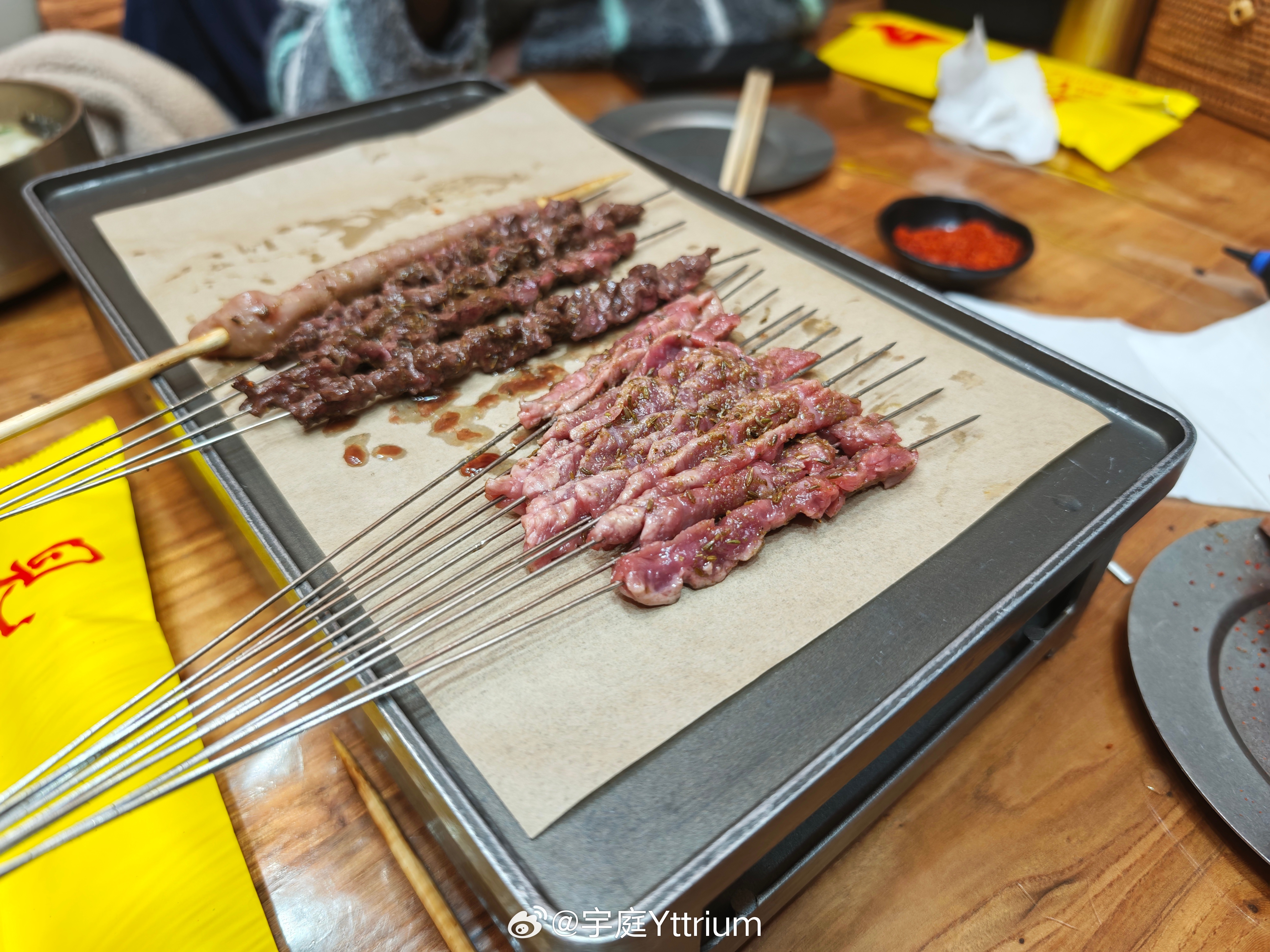 最近考察了营口的重工业烧烤。代表性的作品除了海鲜烧烤串，就是“三分熟”。有点类似