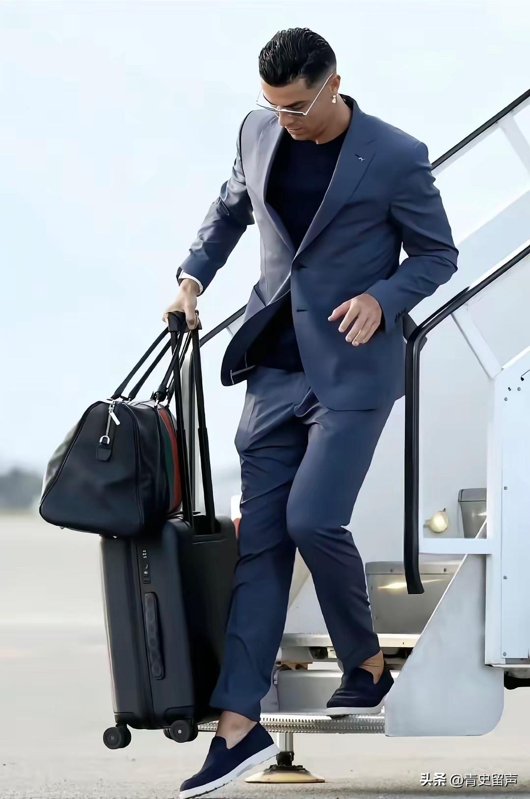 这下好了
不仅体育圈知道
全世界人民都知道了！
41的C罗穿着西装，下面搭配了一