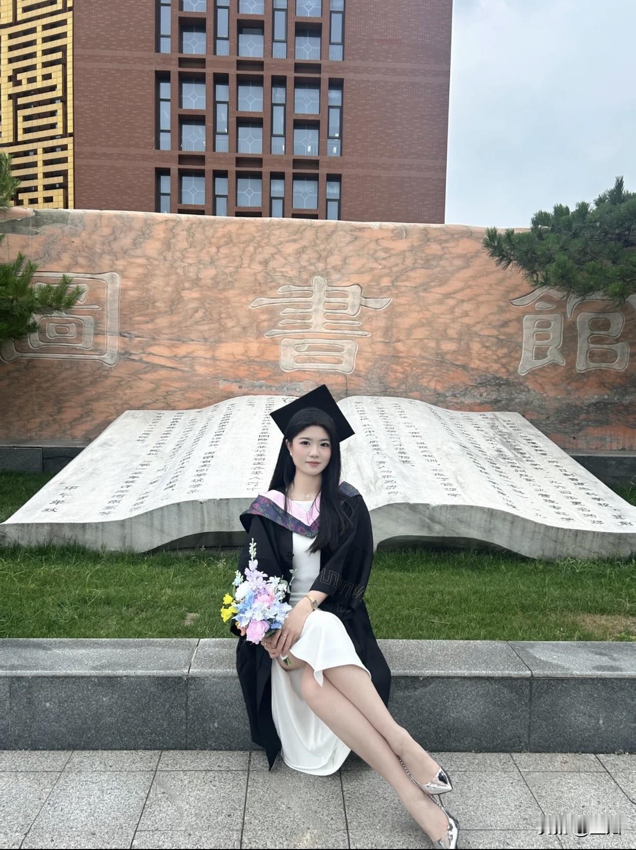 文雅、安静的人像怎么拍毕业季的甜美瞬间，花束与学士服的完美搭配！🎓💐