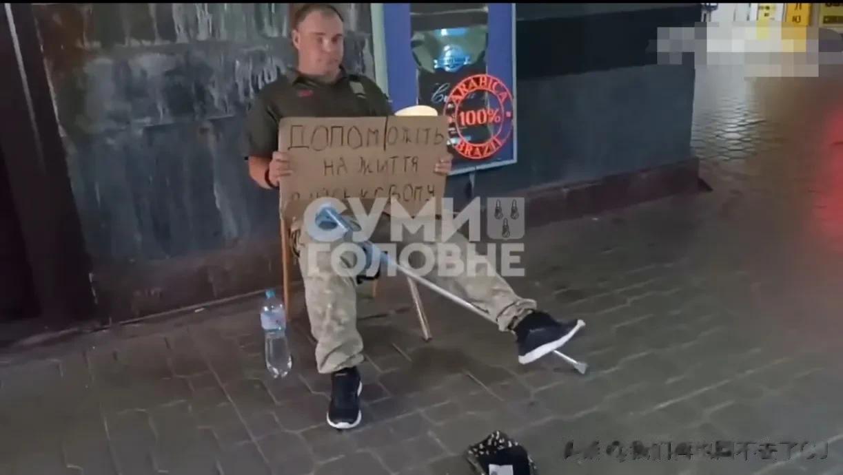乌克兰苏梅市的中心广场：一名乌克兰残疾退伍军人，因为无法工作而不得不靠乞讨为生。
