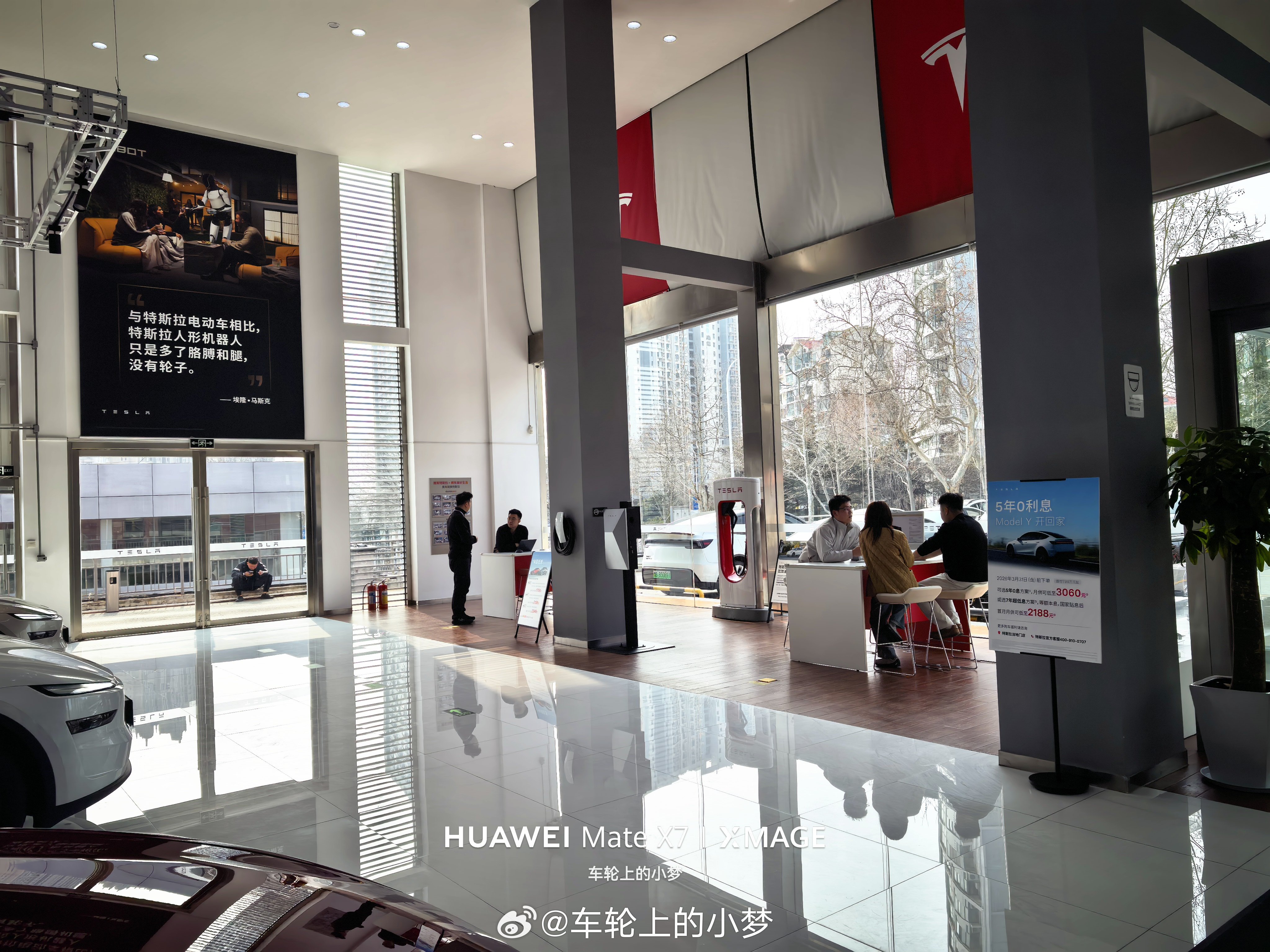 小梦发现一个现象，特斯拉的店里人流量似乎不太高，但离谱的是，几乎每天都有源源不断