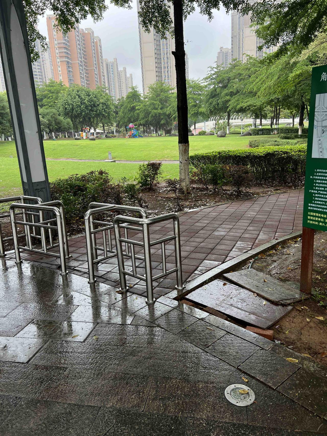 某区中心花园加装防护铁栏后的臆想。
相关管理方感叹：终于解决了困扰多时的电瓶摩托