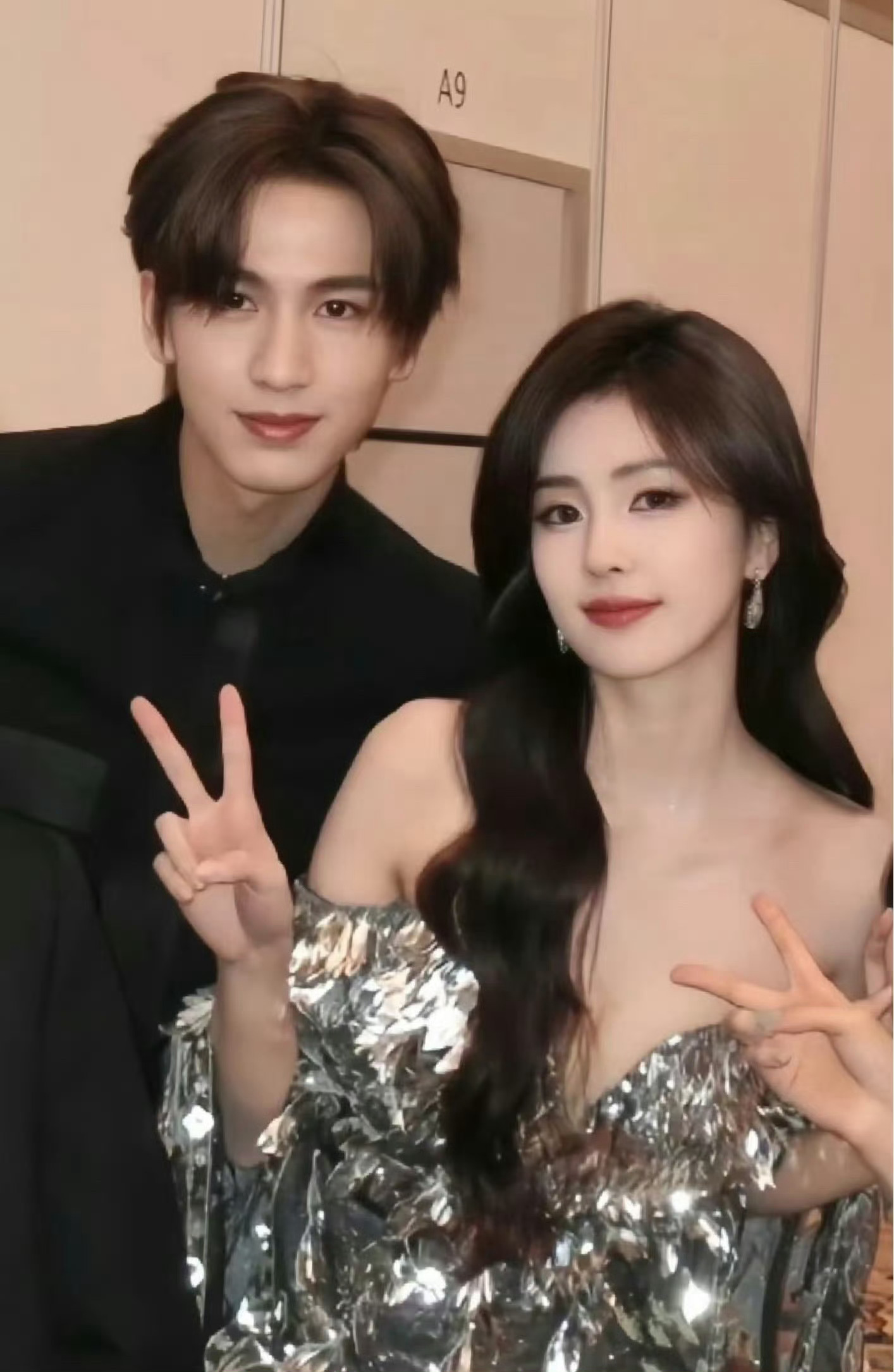 张凌赫偷瞄白鹿苦果亦是国！梦回宁安如梦，啊啊啊啊啊，豹豹猫猫我又活过来了 