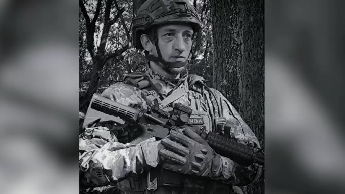 与俄罗斯士兵持刀搏斗的阵亡士兵被授予乌克兰英雄称号

泽连斯基追授乌克兰空中突击
