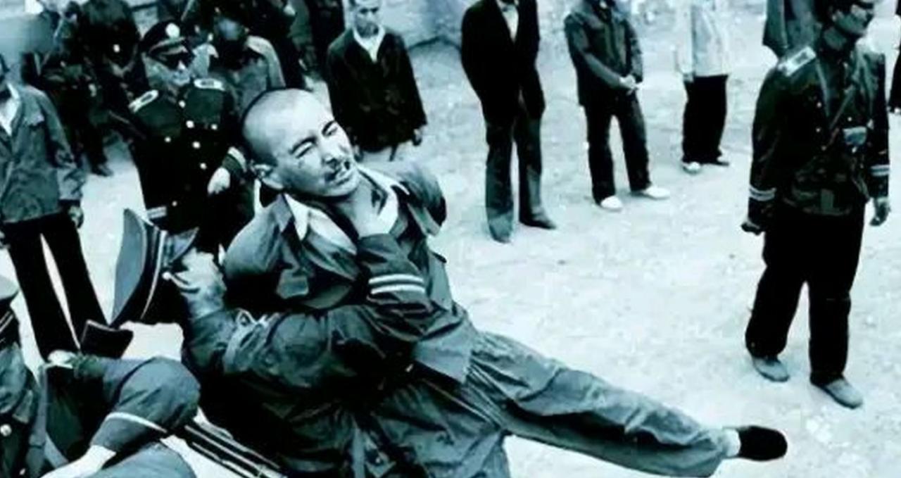 1985年，山西省某处山坡上，一队武装警察，正准备对死刑犯执行枪决。战士们端起枪