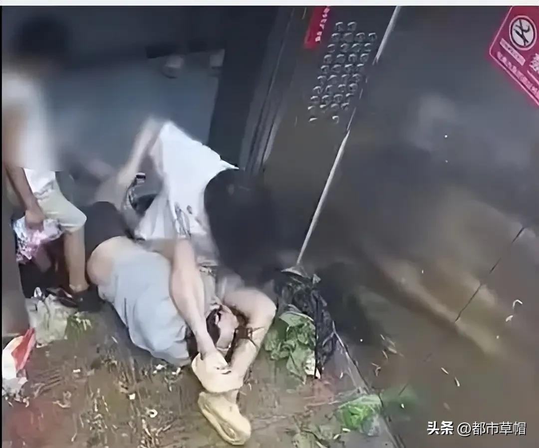 欺负未成年女孩，还教唆儿子一起上，结果反被女孩按在地上揍服，儿子在一旁捂着嘴偷笑