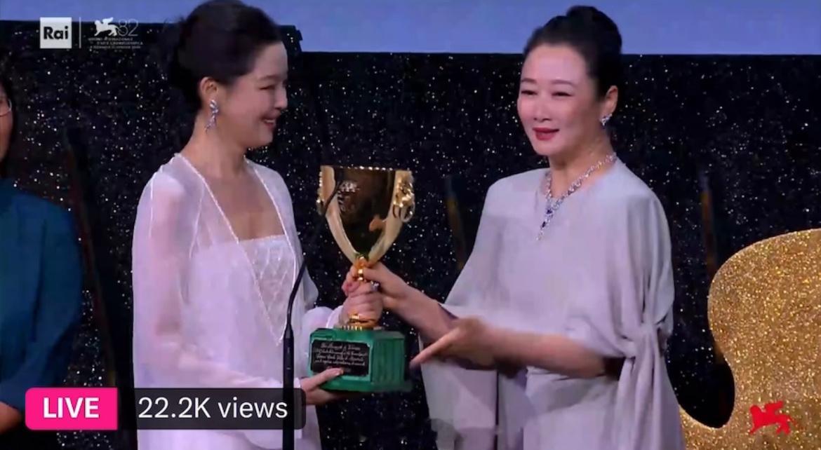 真的，赵涛给辛芷蕾颁奖、拥抱的时候好感动啊！14年了，14年后华语女演员再次获得