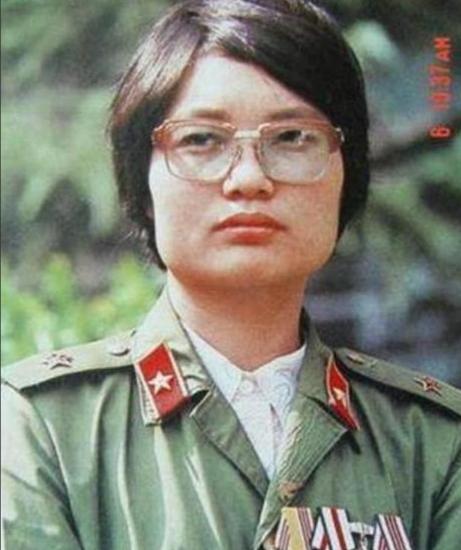 1986年，刘亚玲被战士拦住不准她上前线，她掏出手榴弹给他看，说这就是她的通行证