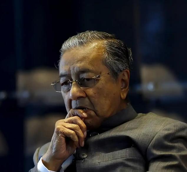 8年前，马哈蒂尔上台后，第一件大事之一，就是把前任政府留下的一批大型基建项目重新