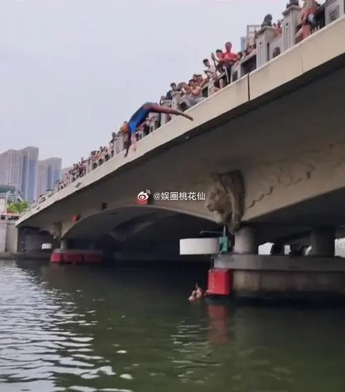 #天津大爷喊话周杰伦跳水# 只能说天津大爷的这一波应援还真的是挺硬核的，毕竟也不