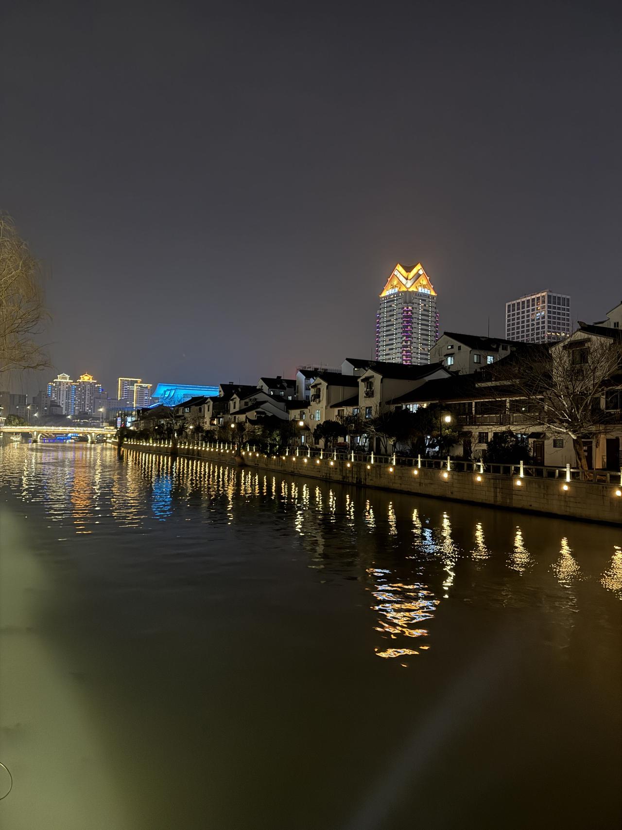 分享一张最近随手拍的照片苏州南新路·护城河边。一河两岸，半城古韵半城烟火。