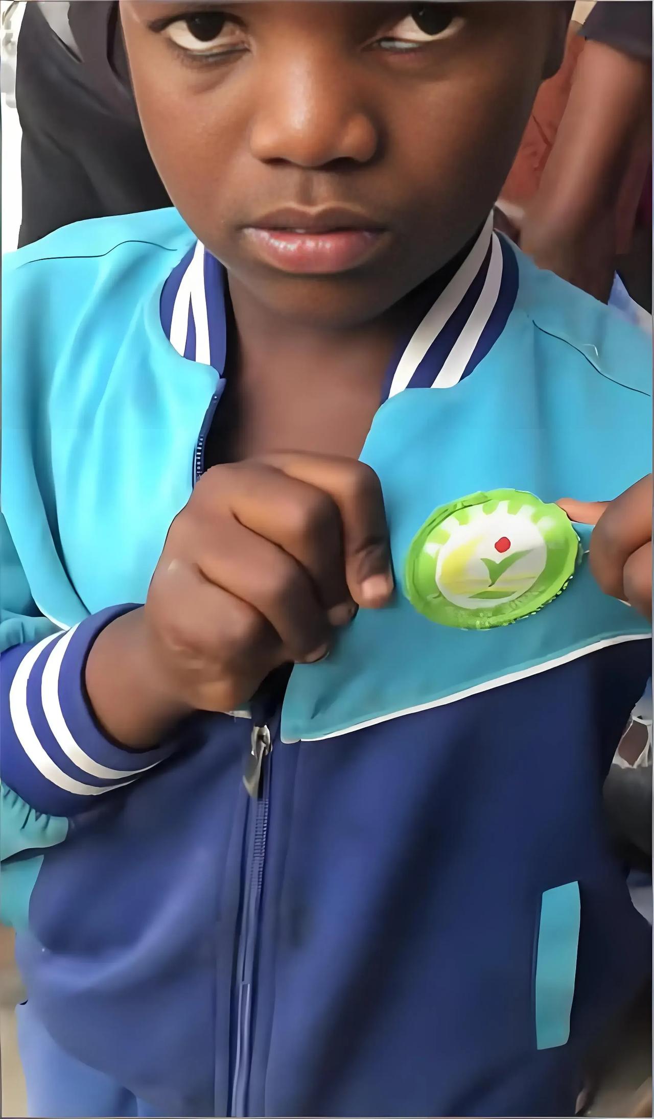 刘思涵同学，你的校服在非洲！[赞]