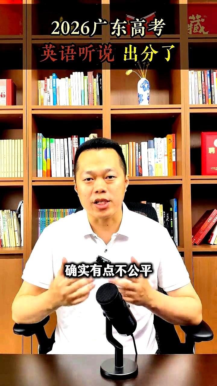 我好像看见你了。
就刚才，查完成绩，手机往桌上一丢，整个人陷进椅子里。
屏幕上那