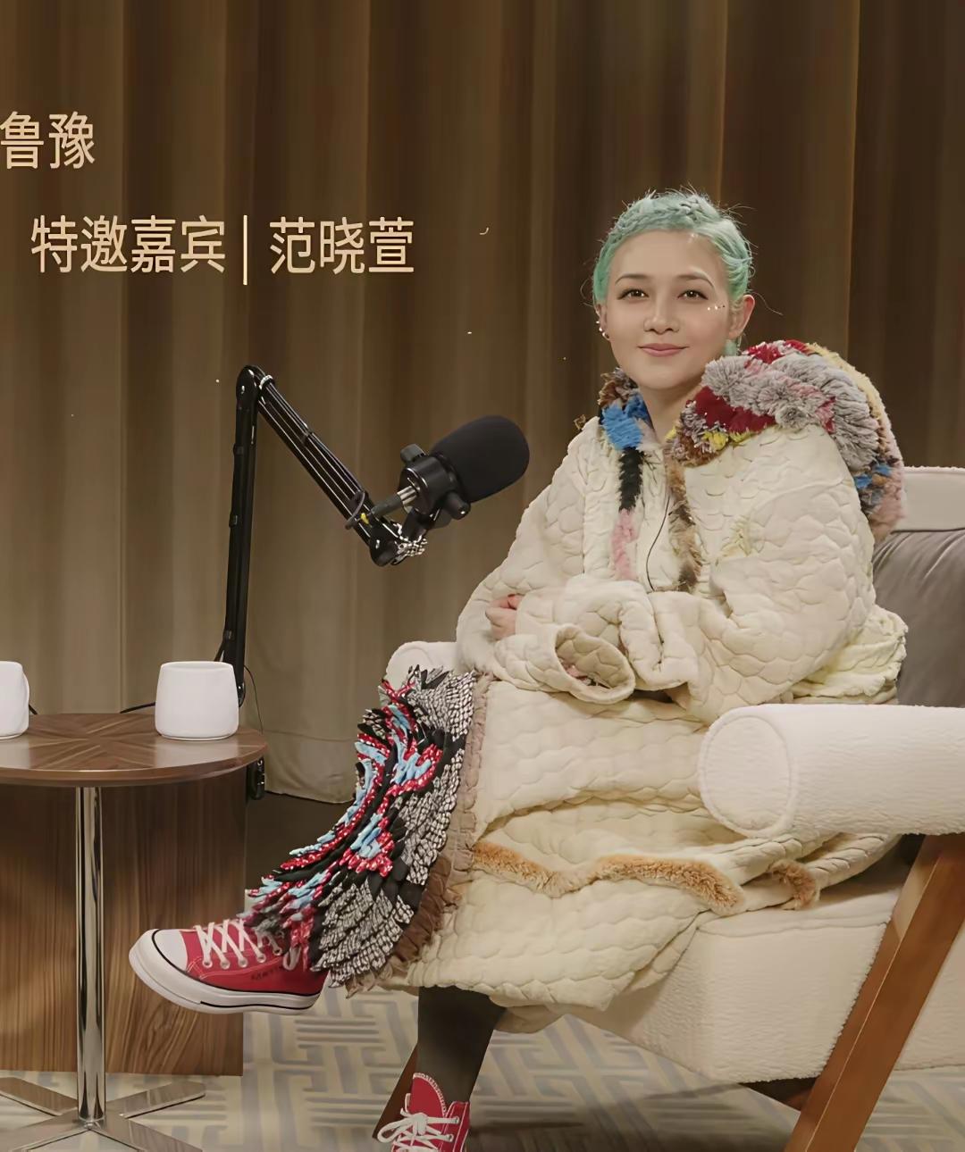 48岁的范晓萱，依旧宛如青春少女，丝毫不见岁月痕迹。再加上她别具一格的穿搭造型，