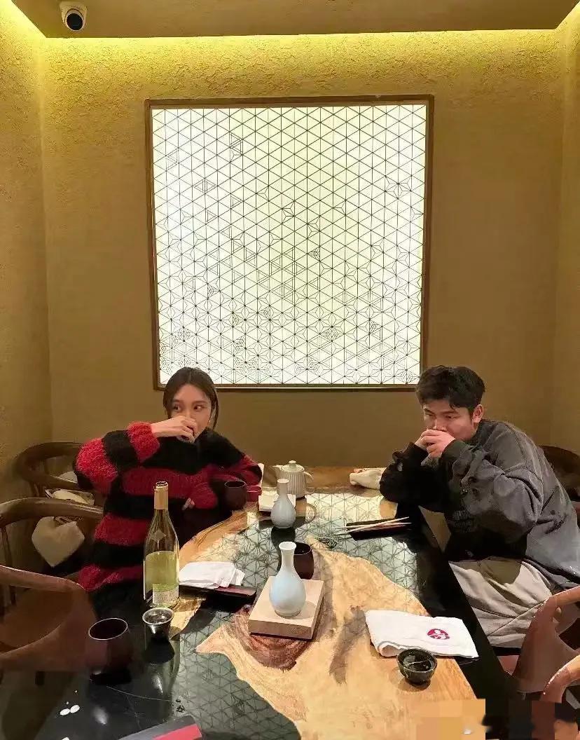 周扬青和何广智一起跨年，从酒吧转到日料店，画面被拍后引网友调侃“下次该轮到徐志胜
