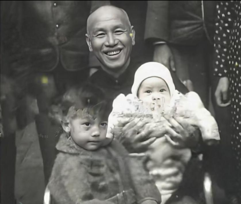 分享那些老照片1949年1月22日，下野后的蒋介石回到老家溪口，一直住到4月25