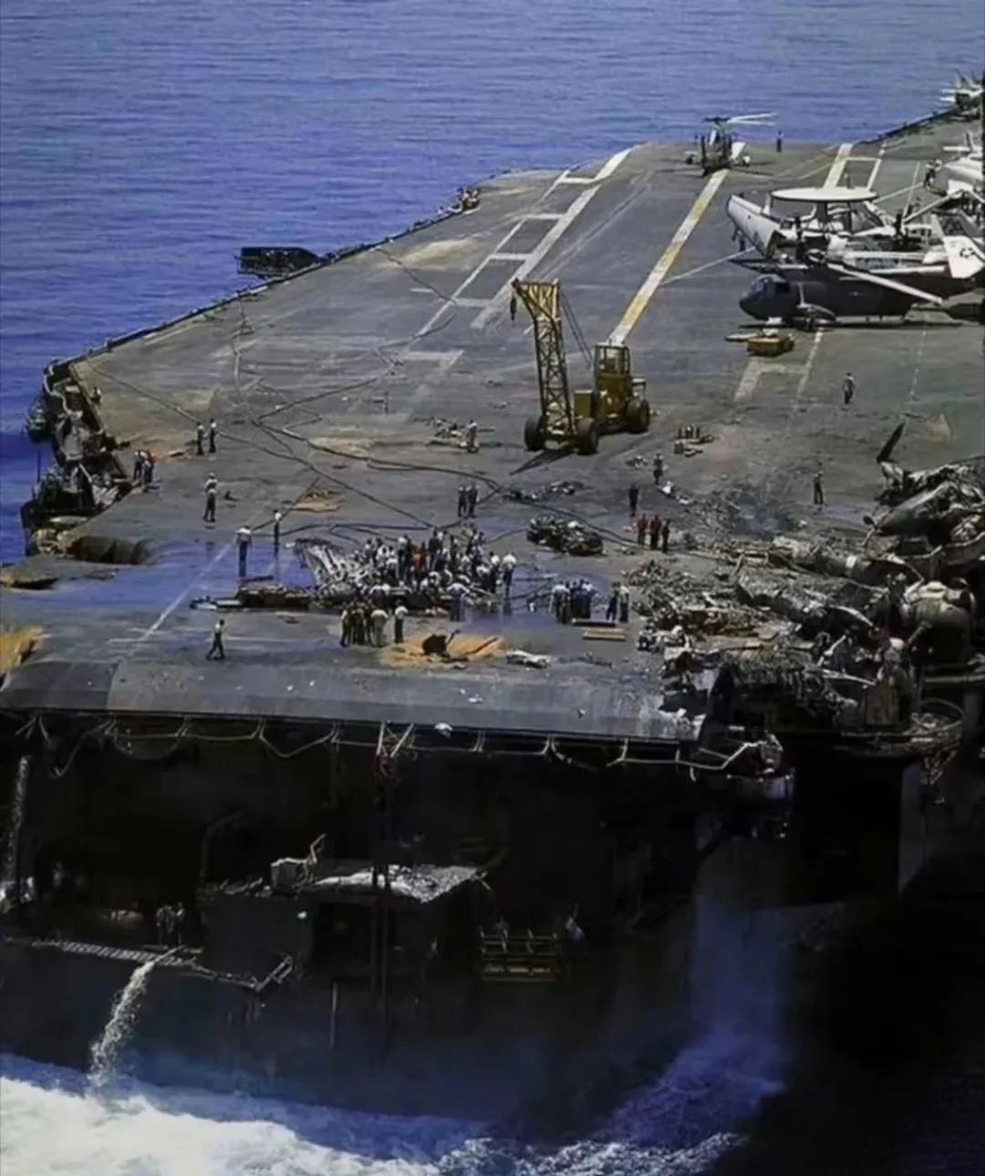 美国的“艾森豪威尔”号航母挨没挨揍我是不知道，但最近在网上疯传的这张照片可和“艾