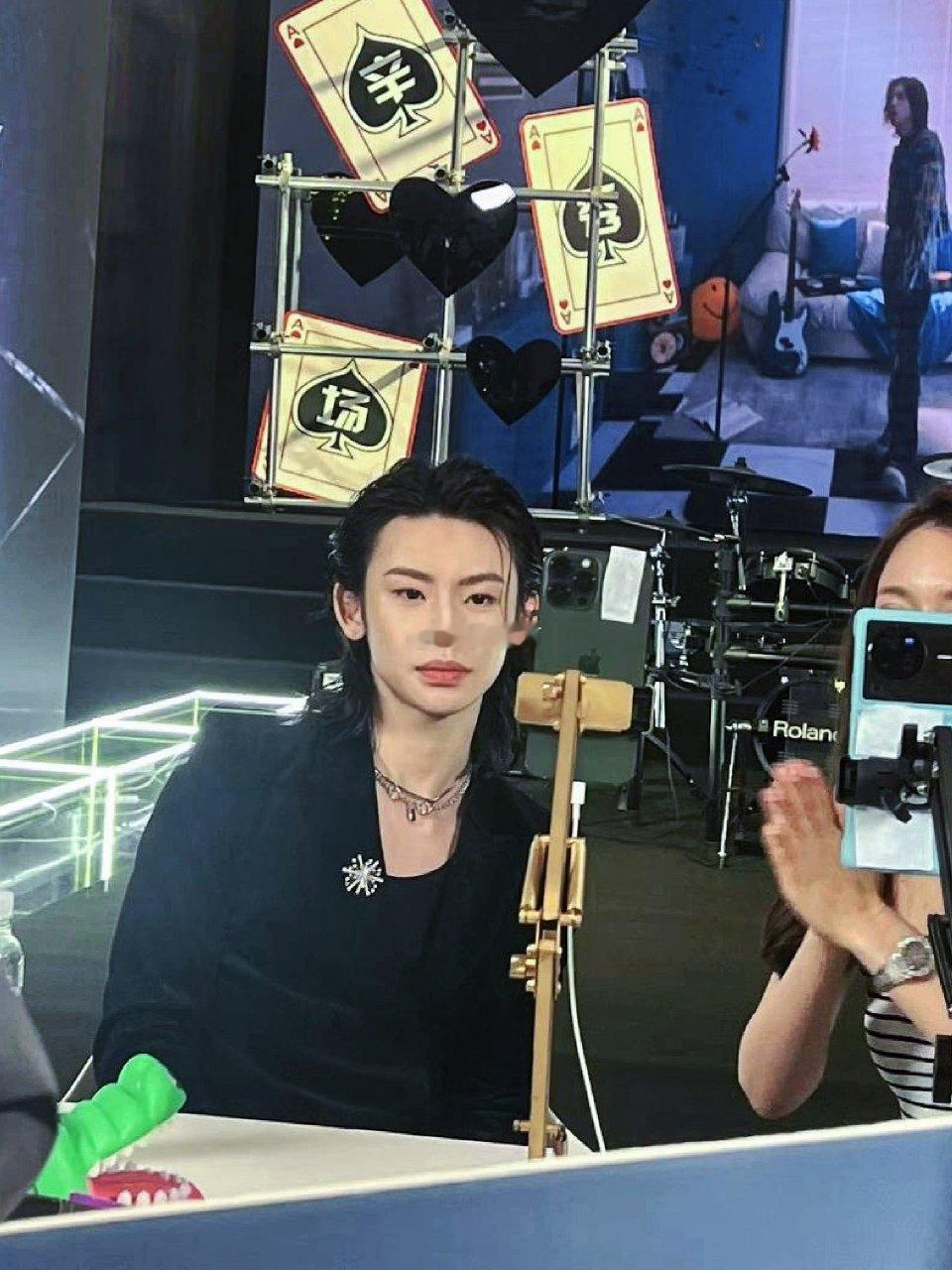 小鬼直播 谁再说偶像高冷？小鬼直播有问必答，超真诚！新歌开口跪，听完只想单曲循环