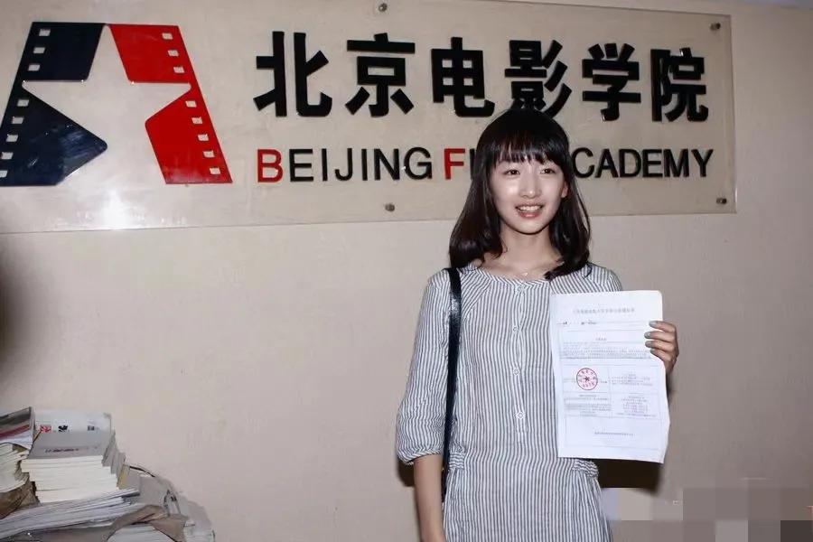当年，周冬雨拿着大学录取通知书，到北京电影学院报道，引起了多家媒体的围堵，争相报
