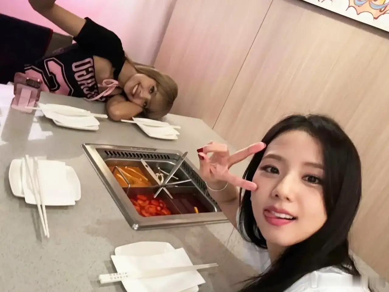 lisa又去吃火锅了 Lisa和金智秀在国外吃火锅，她俩可真是一对完美的火锅搭子
