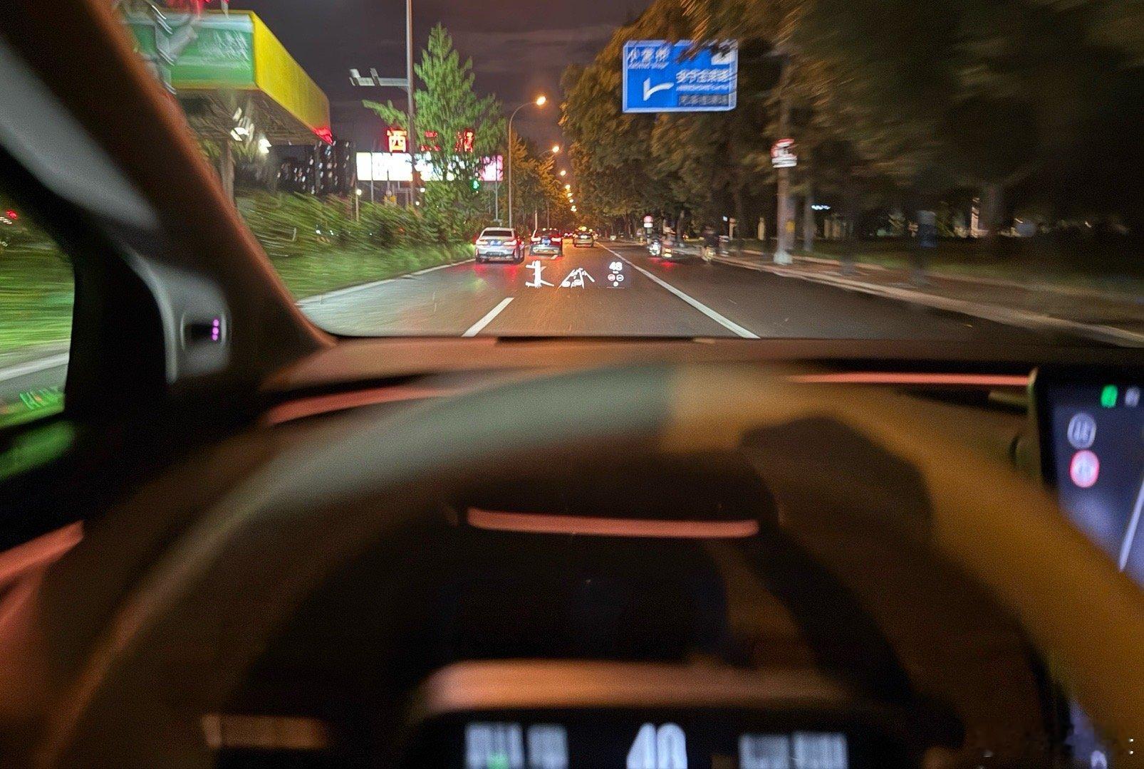 开上了，哈哈哈。漂浮感挺强的，再加上独特的nvh，总体营造了挺高级的感受。道路冲