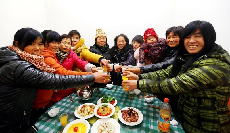 台湾游客在东北就餐被邻桌抢着买单这事真是太暖了。几位台湾游客用餐后，邻桌东北大哥