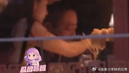 马筱梅给老公夹菜马筱梅聚会路透来了！饭桌上一边和朋友热聊，一边不忘给老公夹菜添菜