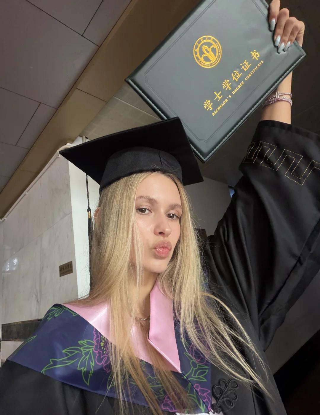 🇨🇳👩🏼‍🎓