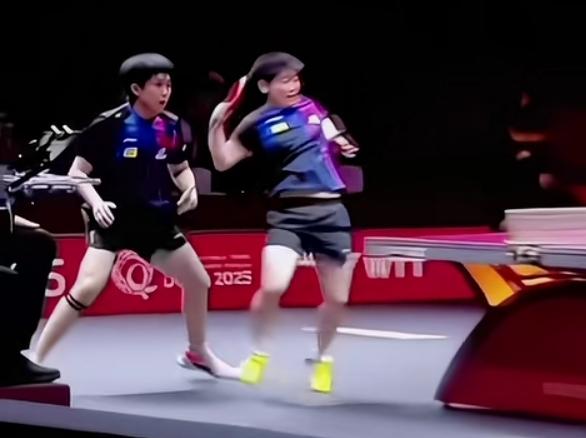 孙颖莎腾空一击，帅到封神！
孙颖莎这记双脚离地的击球瞬间，真的美到让人移不开眼！