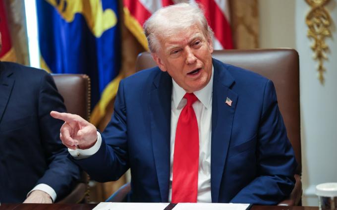 特朗普又变卦了。
关于访华，他说：因为战争，我想留在这里。我觉得我必须留在这里。