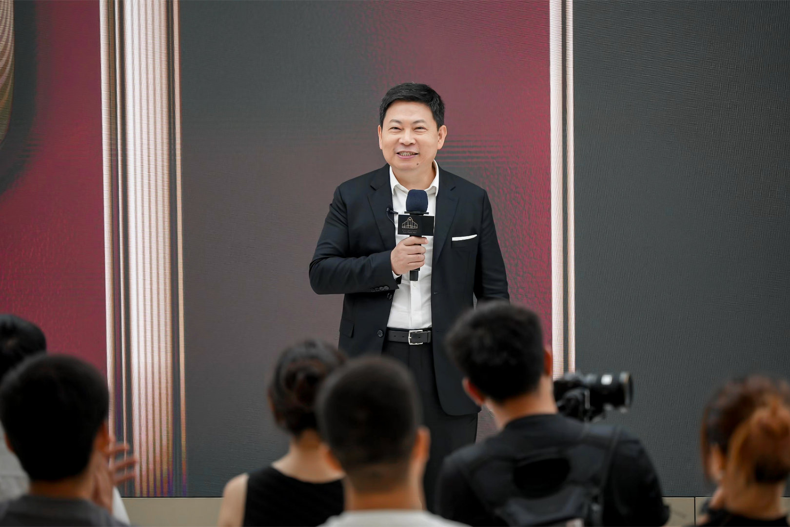 #余承东称用户的包容激励华为进步## 余承东在线感谢花粉们对于华为产品的信任与支