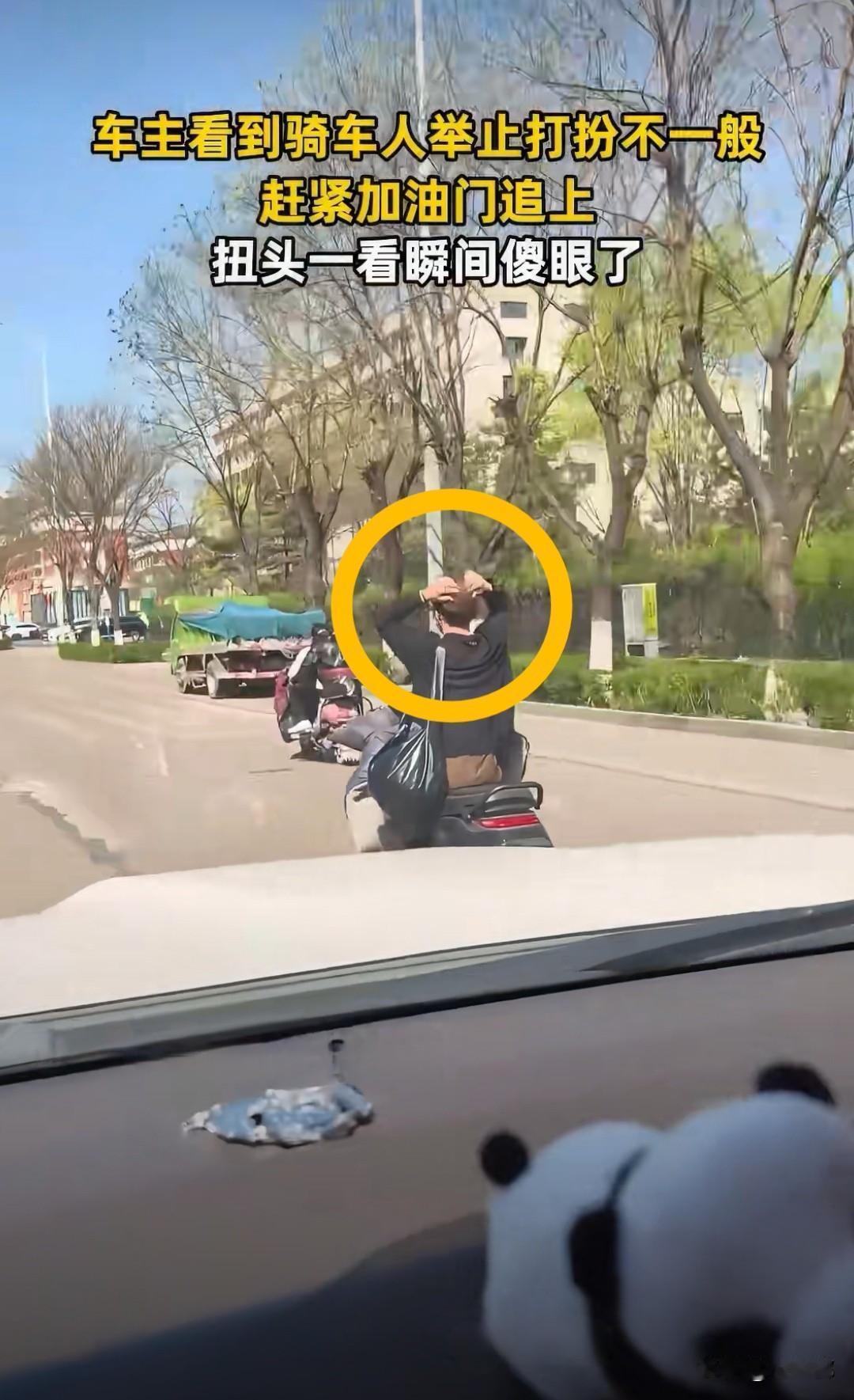 一司机在行驶途中发现奇怪一幕，一辆电动车在机动车道快速行驶。而驾驶者更是大胆，行