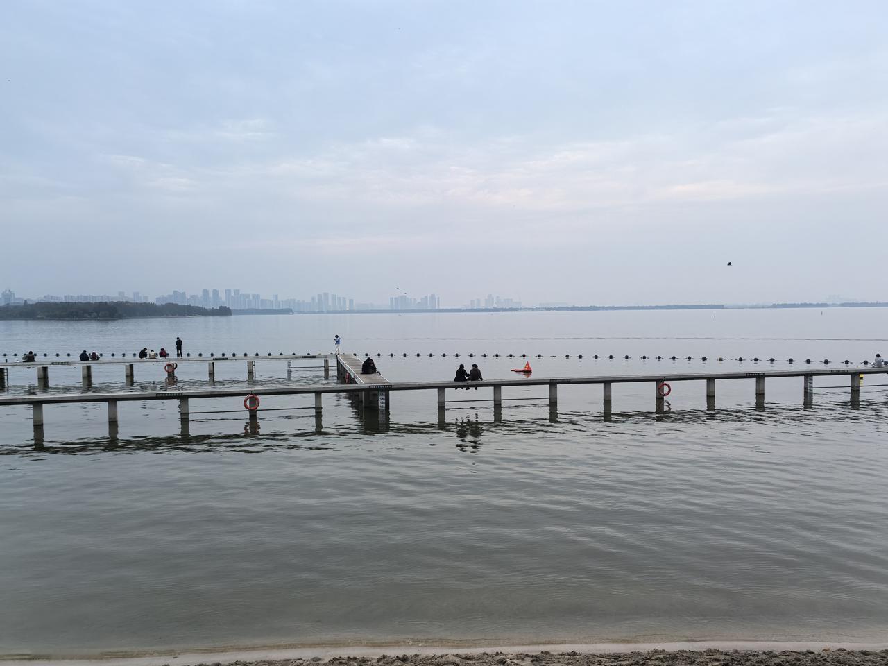 秋日里的凌波门

少了些夏日的嘈杂

多了些浪漫秋天的祥和

少男少女们

打卡