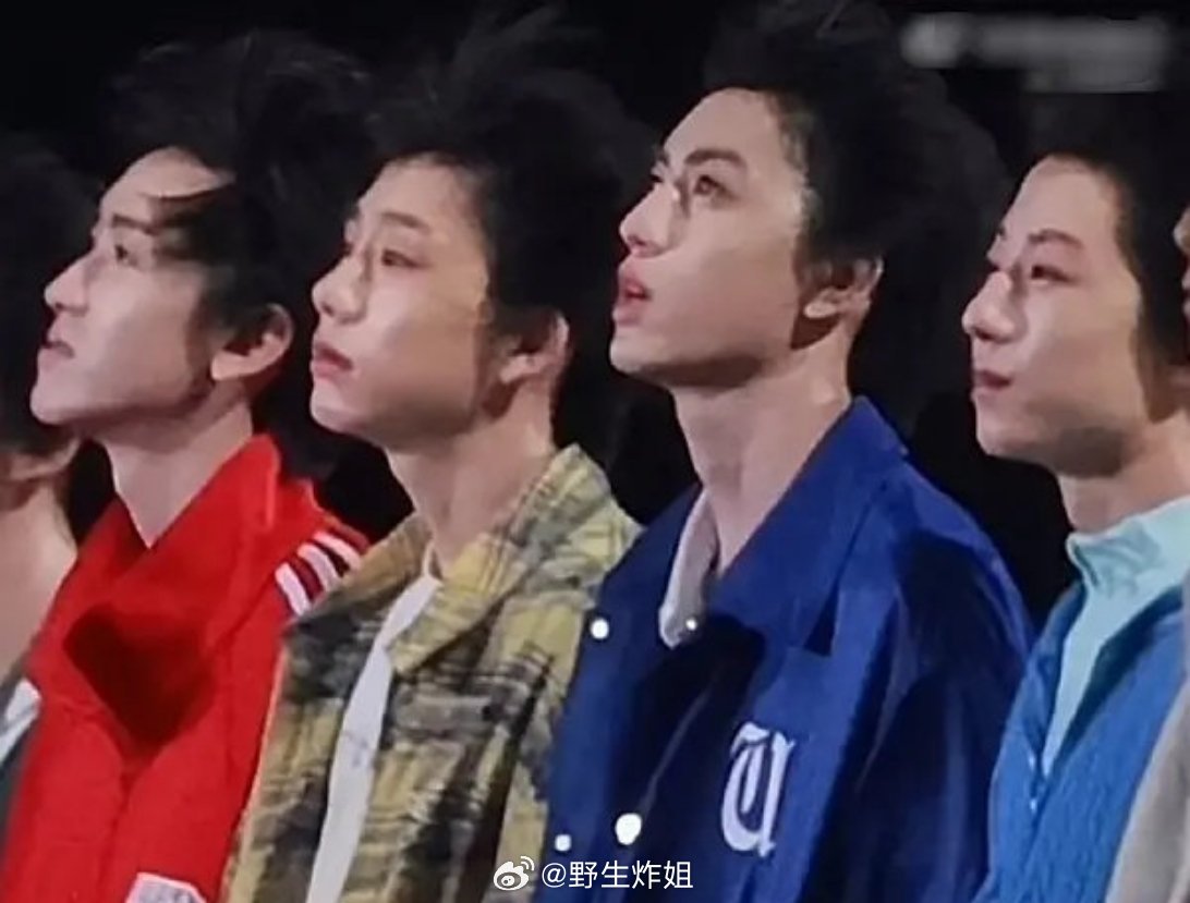 TF家族的练习生张桂源、杨博文、陈奕恒、左奇函 这四位少年露额头侧脸同框图，谁的