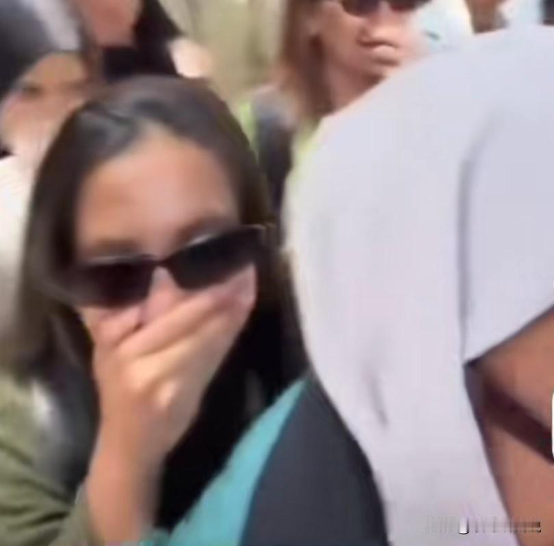 还真的是头巾一戴，六亲不认了？

两天前刚在社交媒体上公开道歉，没想到还是一个在