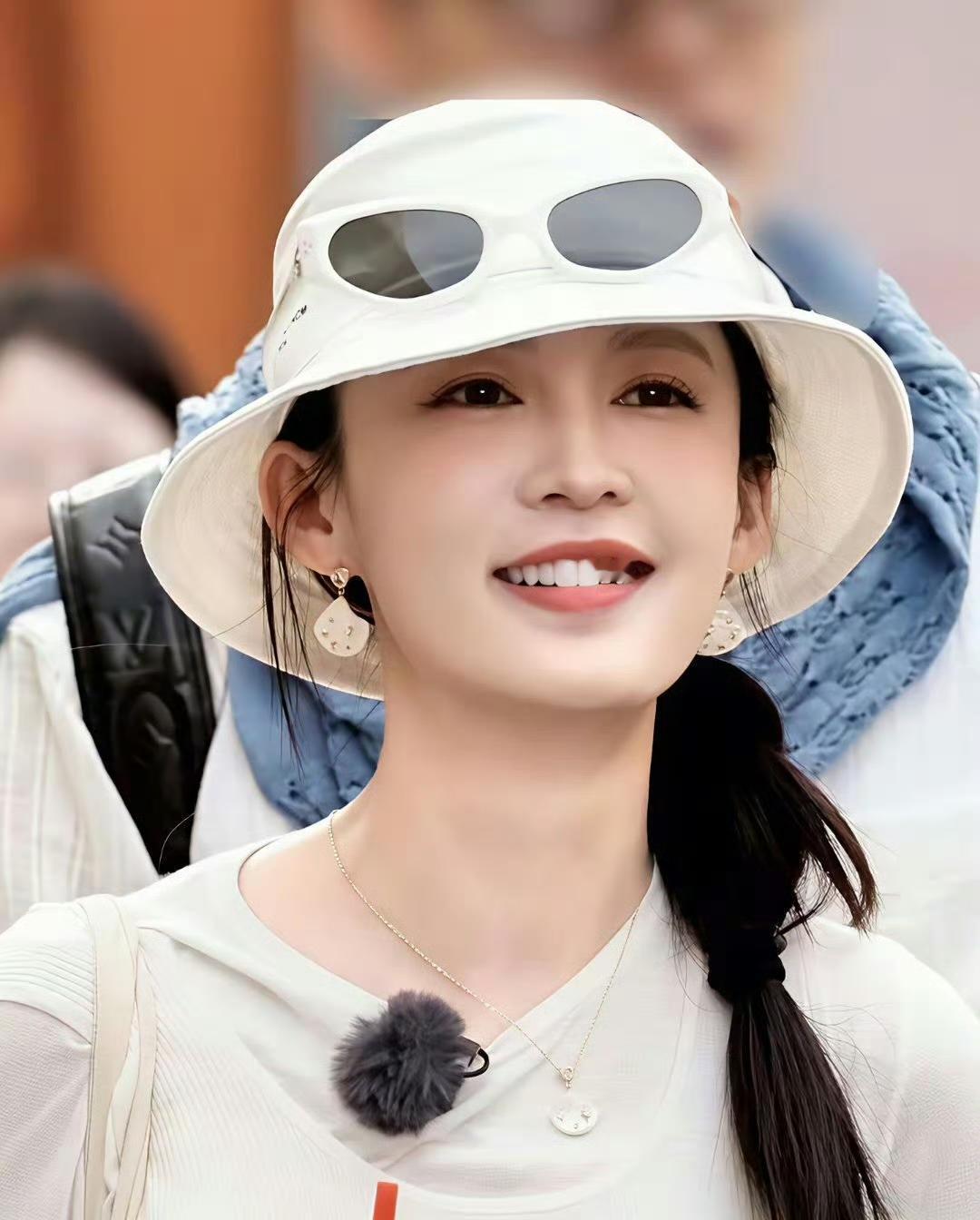 看完《花少7》李沁篇，我原本对她有好感，现在却有点粉转路了。龚俊对她表现出关心后